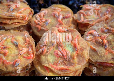 Anordnung knusprig gebratener Garnelen-Fritter Street Food am Marktstand. Stockfoto