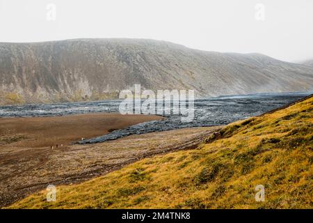 In der Nähe von Geldingadalir, aktiver Vulkandampf, der aus warmen Lavafelsen kommt, von der jüngsten Meradalir-Eruption im Jahr 2022 Stockfoto