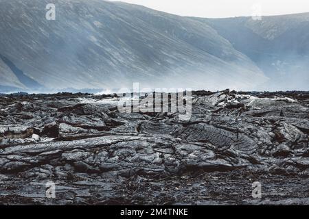 Noch heiße Lavafelsen in der Nähe des aktiven Vulkans Geldingadalir in Island Stockfoto