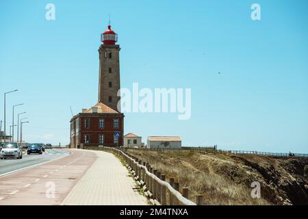 Sao Pedro de Moel, Portugal - 14. August 2022: Blick auf den Leuchtturm Penedo de Sausade an der Atlantikküste Portugals. Stockfoto