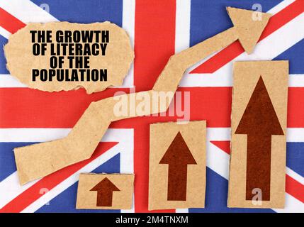 Das Konzept der nationalen Statistik. Auf der Flagge Großbritanniens, eine Wachstumskarte und ein Pappteller mit der Inschrift - die Zunahme der Lesekompetenz o Stockfoto