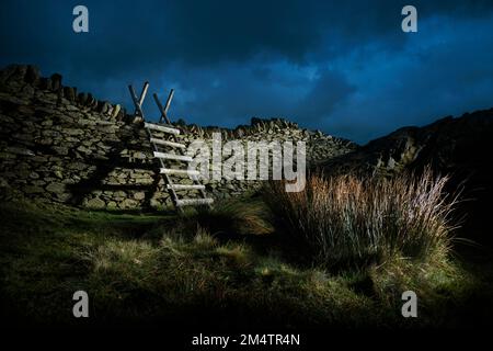 Hölzerner Leiterpfahl auf Black Crag bei Ambleside. Stockfoto