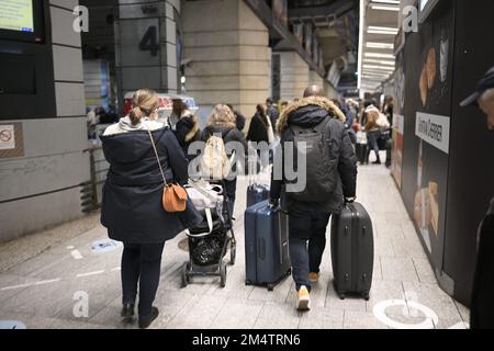 Reisende am Gare de Montparnasse in Paris, Frankreich, am 2. Dezember 2022. Das nationale Eisenbahnunternehmen SNCF hat am Weihnachtswochenende ein Drittel der Linienzüge gekürzt, während Millionen Franzosen traditionell für Familientreffen reisen. Die am stärksten betroffenen Verkehrsdienste seien Hochgeschwindigkeitsstrecken, die die wichtigste Eisenbahnstrecke in Frankreich seien, so die SNCF. Der SNCF-Website zufolge wurden die Hälfte oder mehr der Linienzüge für das Wochenende auf wichtigen Routen wie Paris nach Rennes im Westen Frankreichs oder Paris nach Bordeaux im Südwesten gestrichen. Foto: Eliot Blondet/ABACAPRESS.COM Stockfoto