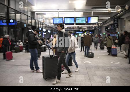 Reisende am Gare de Montparnasse in Paris, Frankreich, am 2. Dezember 2022. Das nationale Eisenbahnunternehmen SNCF hat am Weihnachtswochenende ein Drittel der Linienzüge gekürzt, während Millionen Franzosen traditionell für Familientreffen reisen. Die am stärksten betroffenen Verkehrsdienste seien Hochgeschwindigkeitsstrecken, die die wichtigste Eisenbahnstrecke in Frankreich seien, so die SNCF. Der SNCF-Website zufolge wurden die Hälfte oder mehr der Linienzüge für das Wochenende auf wichtigen Routen wie Paris nach Rennes im Westen Frankreichs oder Paris nach Bordeaux im Südwesten gestrichen. Foto: Eliot Blondet/ABACAPRESS.COM Stockfoto