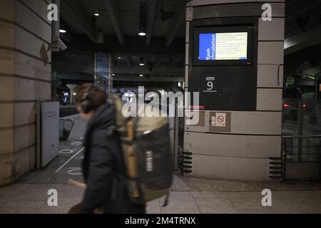 Reisende am Gare de Montparnasse in Paris, Frankreich, am 2. Dezember 2022. Das nationale Eisenbahnunternehmen SNCF hat am Weihnachtswochenende ein Drittel der Linienzüge gekürzt, während Millionen Franzosen traditionell für Familientreffen reisen. Die am stärksten betroffenen Verkehrsdienste seien Hochgeschwindigkeitsstrecken, die die wichtigste Eisenbahnstrecke in Frankreich seien, so die SNCF. Der SNCF-Website zufolge wurden die Hälfte oder mehr der Linienzüge für das Wochenende auf wichtigen Routen wie Paris nach Rennes im Westen Frankreichs oder Paris nach Bordeaux im Südwesten gestrichen. Foto: Eliot Blondet/ABACAPRESS.COM Stockfoto