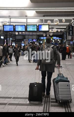 Reisende am Gare de Montparnasse in Paris, Frankreich, am 2. Dezember 2022. Das nationale Eisenbahnunternehmen SNCF hat am Weihnachtswochenende ein Drittel der Linienzüge gekürzt, während Millionen Franzosen traditionell für Familientreffen reisen. Die am stärksten betroffenen Verkehrsdienste seien Hochgeschwindigkeitsstrecken, die die wichtigste Eisenbahnstrecke in Frankreich seien, so die SNCF. Der SNCF-Website zufolge wurden die Hälfte oder mehr der Linienzüge für das Wochenende auf wichtigen Routen wie Paris nach Rennes im Westen Frankreichs oder Paris nach Bordeaux im Südwesten gestrichen. Foto: Eliot Blondet/ABACAPRESS.COM Stockfoto