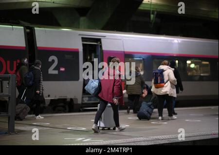 Reisende am Gare de Montparnasse in Paris, Frankreich, am 2. Dezember 2022. Das nationale Eisenbahnunternehmen SNCF hat am Weihnachtswochenende ein Drittel der Linienzüge gekürzt, während Millionen Franzosen traditionell für Familientreffen reisen. Die am stärksten betroffenen Verkehrsdienste seien Hochgeschwindigkeitsstrecken, die die wichtigste Eisenbahnstrecke in Frankreich seien, so die SNCF. Der SNCF-Website zufolge wurden die Hälfte oder mehr der Linienzüge für das Wochenende auf wichtigen Routen wie Paris nach Rennes im Westen Frankreichs oder Paris nach Bordeaux im Südwesten gestrichen. Foto: Eliot Blondet/ABACAPRESS.COM Stockfoto