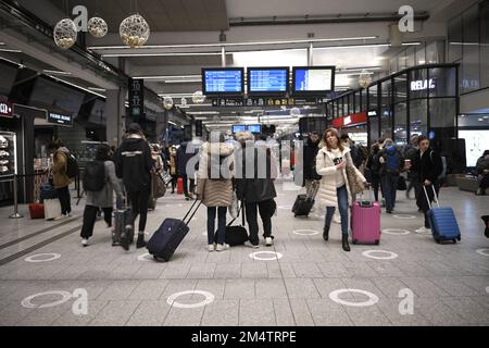 Reisende am Gare de Montparnasse in Paris, Frankreich, am 2. Dezember 2022. Das nationale Eisenbahnunternehmen SNCF hat am Weihnachtswochenende ein Drittel der Linienzüge gekürzt, während Millionen Franzosen traditionell für Familientreffen reisen. Die am stärksten betroffenen Verkehrsdienste seien Hochgeschwindigkeitsstrecken, die die wichtigste Eisenbahnstrecke in Frankreich seien, so die SNCF. Der SNCF-Website zufolge wurden die Hälfte oder mehr der Linienzüge für das Wochenende auf wichtigen Routen wie Paris nach Rennes im Westen Frankreichs oder Paris nach Bordeaux im Südwesten gestrichen. Foto: Eliot Blondet/ABACAPRESS.COM Stockfoto