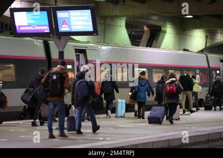 Reisende am Gare de Montparnasse in Paris, Frankreich, am 2. Dezember 2022. Das nationale Eisenbahnunternehmen SNCF hat am Weihnachtswochenende ein Drittel der Linienzüge gekürzt, während Millionen Franzosen traditionell für Familientreffen reisen. Die am stärksten betroffenen Verkehrsdienste seien Hochgeschwindigkeitsstrecken, die die wichtigste Eisenbahnstrecke in Frankreich seien, so die SNCF. Der SNCF-Website zufolge wurden die Hälfte oder mehr der Linienzüge für das Wochenende auf wichtigen Routen wie Paris nach Rennes im Westen Frankreichs oder Paris nach Bordeaux im Südwesten gestrichen. Foto: Eliot Blondet/ABACAPRESS.COM Stockfoto