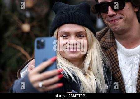 Krakau, Polen - 19. Dezember 2021: Margaret und Dawid Kwiatkowski während der Verteilung von Weihnachtsbäumen am Szczepanski-Platz in Krakau Stockfoto