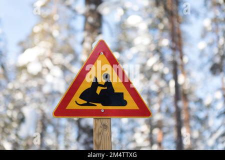 Straßenschild in einem Wald, in dem Schneemobile verboten sind Stockfoto