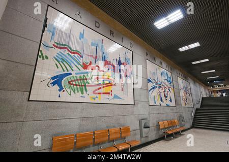 Gemälde auf traditionellen Fliesen (Asulejos) des portugiesischen Malers Nadir Alfonso (1920-2013) in der Metrostation Restauradores, Lissabon, Portugal Stockfoto
