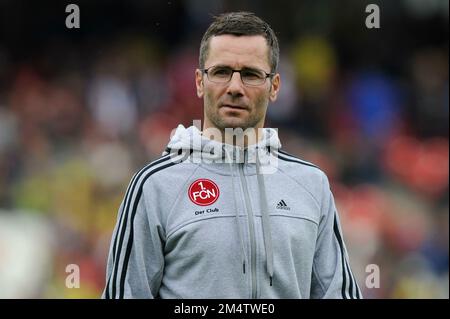 Grundig Stadion. 27. Dezember 2022. ARCHIVFOTO: Michael WIESINGER wird am 27. Dezember 2022 50 Jahre alt, Michael WIESINGER (Coach Nürnberg), Einzelbild, abgeschnittenes Einzelmotiv, halbe Figur, halbe Figur. Fußball 1. Bundesliga, 6. Spieltag, 1. FC Nürnberg (N)-Borussia Dortmund (DO) 1-1., 09/21/2013, Grundig Stadium. ? Kredit: dpa/Alamy Live News Stockfoto