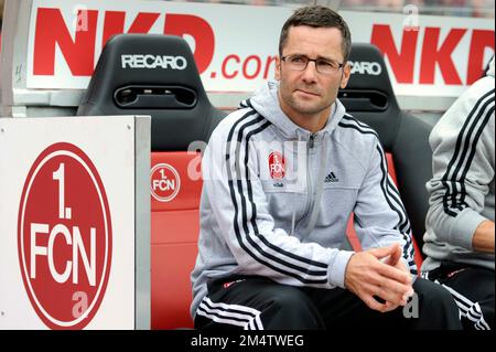 Grundig Stadion. 27. Dezember 2022. ARCHIVFOTO: Michael WIESINGER wird am 27. Dezember 2022 50 Jahre alt, Michael WIESINGER (Coach Nürnberg), Einzelbild, abgeschnittenes Einzelmotiv, halbe Figur, halbe Figur. Fußball 1. Bundesliga, 6. Spieltag, 1. FC Nürnberg (N)-Borussia Dortmund (DO) 1-1., 09/21/2013, Grundig Stadium. ? Kredit: dpa/Alamy Live News Stockfoto