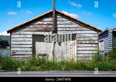 Bootsschuppen mit abblätternder Farbe, Onepoto, Titahi Bay, Porirua, Wellington, Nordinsel, Neuseeland Stockfoto