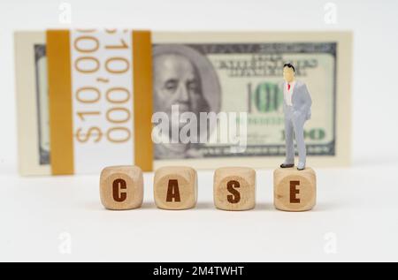 Geschäfts- und Finanzkonzept. Auf einer weißen Oberfläche befinden sich Würfel mit der Aufschrift - CASE. Auf dem Würfel ist die Figur eines Mannes, im Hintergrund gibt es sie Stockfoto