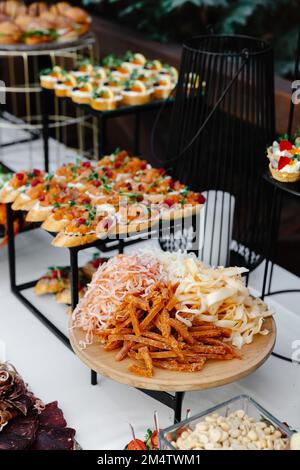 Buffettisch an der Rezeption mit kalten Snacks, Fleisch und Salaten. Stockfoto