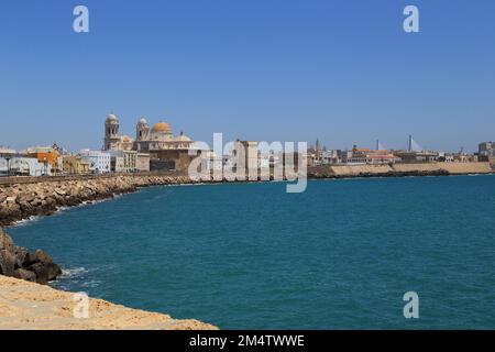 CADIZ, SPANIEN - 22. MAI 2017: Dies ist der Ufer der Altstadt mit der Kathedrale am Ufer des Atlantischen Ozeans. Stockfoto