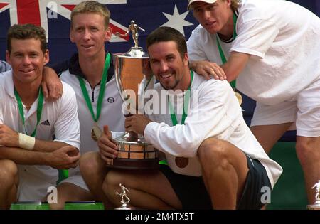 ARCHIVFOTO: Patrick RAFTER wird am 28. Dezember 2022, SN01TennisSP.jpg Tennis World Team Cup in Düsseldorf, Finale, Russland - Australien 50 Uhr, Patrick RAFTER (AUS) ist glücklich über den Cup, er selbst konnte wegen Verletzung nicht spielen?SVEN SIMON#Huyssenallee 40-42 #45128 Essen#Tel. 0201/234556 Fax:2 0201/234539 Konto 1428150 Commerzbank Essen BLZ 1 36040039. Stockfoto