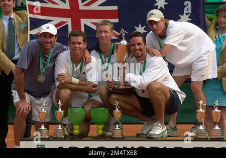 ARCHIVFOTO: Patrick RAFTER wird am 28. Dezember 2022, 50 SN02TennisSP.jpg Tennis World Team Cup in Düsseldorf, Finale, Russland - Australien 1:2, die australische Mannschaft mit der Siegertrophäe, von links. Teamleiter Darren CAHILL, Scott DRAPER, Wayne ARTHURS, Patrick RAFTER und Lleyton HEWITT?SVEN SIMON#Huyssenallee 40-42 #45128 Essen#Tel. 0201/234556 Fax:0201/234539 Konto 1428150 Commerzbank Essen BLZ 36040039. Stockfoto