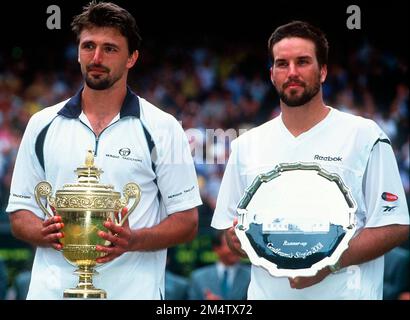 ARCHIVFOTO: Patrick RAFTER wird am 28. Dezember 2022, 50 SN08 Ivanisevic.jpg Tennis, WIMBLEDON 2001 Goran IVANISEVIC, CRO, Wimbledonsieger 2001, mit Patrick RAFTER, AUS,(re) ?SVEN SIMON, Huyssenallee 40-42,45128 E ssen #Tel.0201/23 45 56#Fax 0201/23 45 39#Konto 1428150 C ommerzbank E ssen BLZ 36040039. Stockfoto