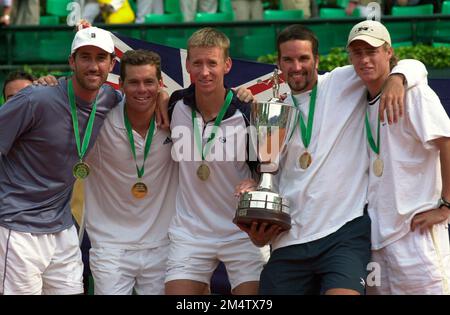 ARCHIVFOTO: Patrick RAFTER wird am 28. Dezember 2022, 50 SN11TennisSP.jpg Tennis World Team Cup in Düsseldorf, Finale, Russland - Australien 1:2, die australische Mannschaft mit der Siegertrophäe, von links. Teamleiter Darren CAHILL, Scott DRAPER, Wayne ARTHURS, Patrick RAFTER und Lleyton HEWITT?SVEN SIMON#Huyssenallee 40-42 #45128 Essen#Tel. 0201/234556 Fax:0201/234539 Konto 1428150 Commerzbank Essen BLZ 36040039. Stockfoto