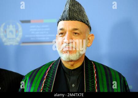 Bonn, Deutschland. 05. Dezember 2011. ARCHIVFOTO: Hamid KARZAI wird am 24. Dezember 2022 65 Jahre alt, Hamid KARZAI, afghanischer Präsident, Afghanistan, Portrait, Portrait, Welcome the Delegations, World Conference Center Bonn, 4. Internationale Afghanistan-Konferenz in Bonn, 5. Dezember 2011, ? Kredit: dpa/Alamy Live News Stockfoto