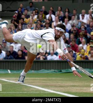 ARCHIVFOTO: Patrick RAFTER wird am 28. Dezember 2022, SN06 Rafter.jpg Tennis, WIMBLEDON 2001 Patrick RAFTER, AUS?SVEN SIMON, Huyssenallee 40-42,45128 E ssen #Tel.0201/23 45 56#Fax 0201/23 45 39#Kto 50 1428150 C ommerzbank E ssen BLZ 36040039. Stockfoto