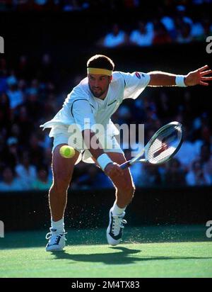 ARCHIVFOTO: Patrick RAFTER wird am 28. Dezember 2022, SN03 Rafter.jpg Tennis, WIMBLEDON 2001 Patrick RAFTER, AUS?SVEN SIMON, Huyssenallee 40-42,45128 E ssen #Tel.0201/23 45 56#Fax 0201/23 45 39#Kto 50 1428150 C ommerzbank E ssen BLZ 36040039. Stockfoto