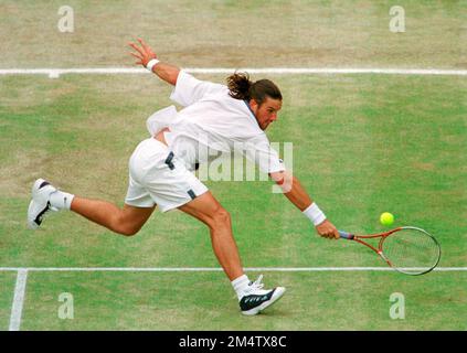 ARCHIVFOTO: Patrick RAFTER wird am 28. Dezember 2022 50 Tennis WIMBLEDON 2000 Patrick RAFTER (AUS), Action auf dem Platz, QF ?SVEN SIMON#Huyssenallee 40-42 #45128 Essen#Tel. 0201/234556 Fax: 0201/234539 Konto 1428150 Commerzbank Essen BLZ SN Rafter.jpg 36040039. Stockfoto