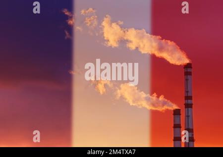 Ökologisches Konzept. Vor dem Hintergrund der französischen Flagge wird Rauch aus den Schornsteinen eines Industrieunternehmens ausgestoßen und die Luft verschmutzt. Stockfoto