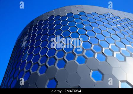 Pavlodar, Kasachstan - 10.05.2022: Einkaufszentrum Artur. Blaue Glasfenster mit Wabenmuster. Teil der verglasten Fassade des modernen Gebäudes. Büro, Einkaufszentrum Stockfoto