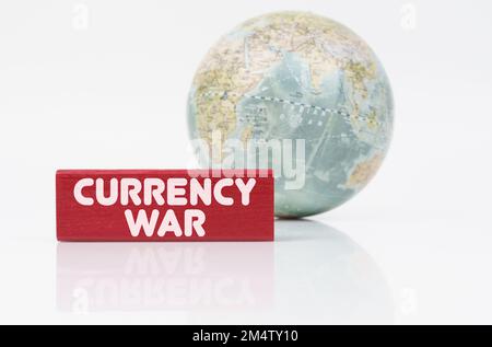 Geschäftskonzept. Rund um den Globus befindet sich eine rote Plakette mit der Inschrift "Währungskrieg" Stockfoto