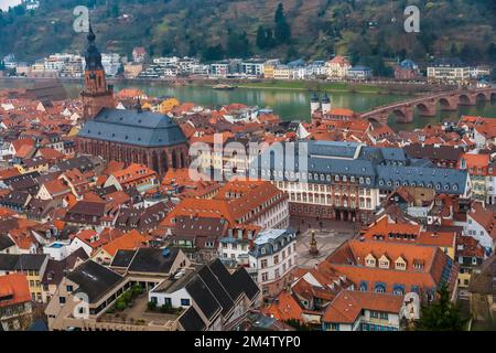 Die Heiliggeistkirche auf dem Marktplatz und auch der neue Marktplatz Kornmarkt, geschmückt von... Stockfoto