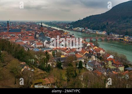 Schöne Aussicht auf Heidelbergs Altstadt im Winter mit den beiden Kirchen Jesuitenkirche und Heiliggeistkirche und der Brücke Alte Brücke über den Neckar... Stockfoto