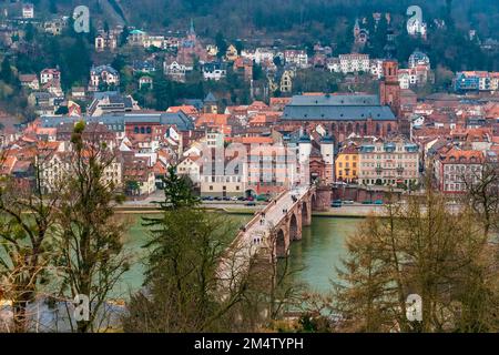 Malerischer Blick auf die Altstadt von Heidelberg, mit der Brücke Karl-Theodor-Brücke einschließlich des berühmten Brückentor und... Stockfoto