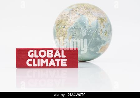 Ökologiekonzept. Rund um den Globus befindet sich eine rote Plakette mit der Aufschrift "Global Climate" Stockfoto