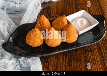 Krokette gefüllt mit gebratenem Chili und brasilianischer Vorspeise - Coxinha de Frango Stockfoto