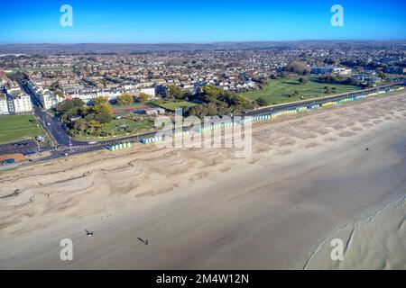 Littlehampton East Beach mit Norfolk Gardens im Hintergrund, wo es Crazy Golf, Tennis und Bowling gibt. Stockfoto