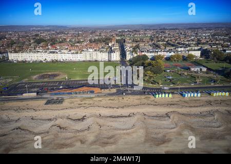 Littlehampton East Beach mit Norfolk Gardens im Hintergrund, wo es Crazy Golf, Tennis und Bowling gibt. Luftfoto. Stockfoto