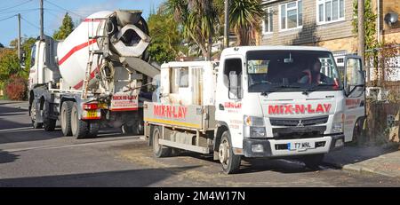 Mix N Lay fertig gemischte Betonlieferwagen in Wohnstraßen, die in Fundamente in einem neuen freistehenden Haus auf einem Einfüllgelände in Großbritannien Pumpen Stockfoto