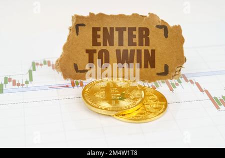 Geschäfts- und Technologiekonzept. Auf der Karte mit Anführungszeichen befinden sich Bitcoins und ein Schild mit der Inschrift – ENTER TO WIN Stockfoto