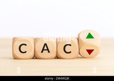 CAC-Aktienmarktindexkurse nach oben oder unten (Konzept). Text auf Holzblöcken und Würfeln mit Pfeilen nach oben und unten. Speicherplatz kopieren Stockfoto