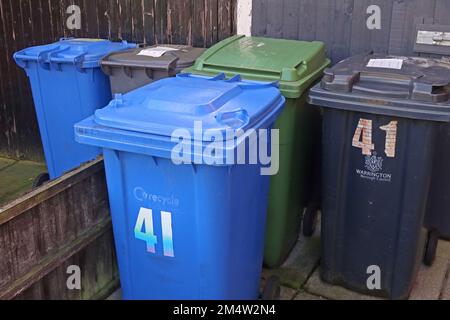 Recycling und Abfallsammlung durch Warrington Borough Council, Warrington verschieden farbige Mülltonnen Wheelie Mülltonnen, Cheshire, England, Großbritannien Stockfoto