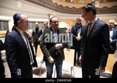 Von links Schalwa Chemsuraschvili, Vorsitzender der jüdischen Gemeinde Essen Thomas KUFEN, Bürgermeister der Stadt Essen, Rabbi Shmuel ARONOW, Hendrik WUEST, Wust, CDU, Ministerpräsident des Staates Nordrhein-Westfalen, Festival zum Anzünden der fünften Hanukkah-Kerze in der Alten Synagoge in Essen, Dezember 22. .2022 Stockfoto