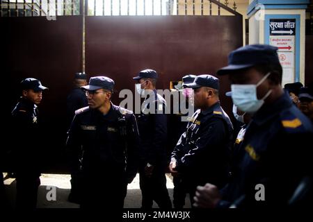 Kathmandu, Nepal. 23. Dezember 2022. Vor der Freilassung des französischen Serienmörders Charles Sobhraj, bekannt als "˜Bikini Killer" und "˜die Schlange" am Freitag, war das Sicherheitspersonal der nepalesischen Polizei vor dem Zentralgefängnis in Kathmandu anwesend. Kredit: ZUMA Press, Inc./Alamy Live News Stockfoto