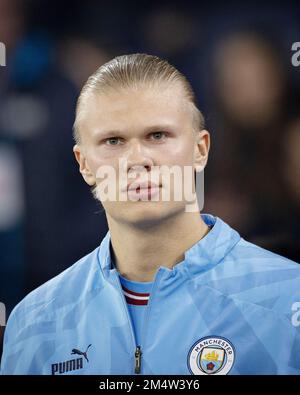 Der Manchester City Forward Erling Haaland (9) wärmt sich während des English League Cup, des EFL 4. Round Carabao Cup und des Fußballspiels zwischen Manchester City und Liverpool am 22. Dezember 2022 im Etihad Stadium in Manchester auf – Foto: Ian Stephen/DPPI/LiveMedia Stockfoto