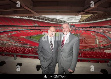 Ein Foto von George Cohen (links) und Gordon Banks im Wembley Stadium, London, datiert vom 18. Bis 05-2016. September, um den Film Bobby über Captain Bobby Moore und Englands Sieg bei der Weltmeisterschaft zu starten. George Cohen, ehemaliger englischer und Fulham-Verteidiger, ist im Alter von 83 Jahren gestorben. Ausgabedatum: Freitag, 23. Dezember 2022. Stockfoto