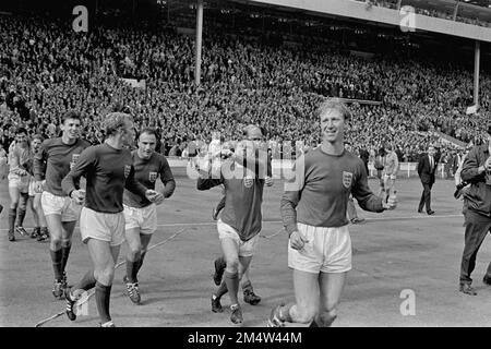 Dateifoto vom 30.-07-1966 von jubilanten englischen Spielern, die die Weltmeisterschaft um Wembley herum nach ihrem 4-2. Sieg veranstalten: (l-r) Gordon Banks, Alan Ball, Martin Peters, Bobby Moore, George Cohen, Ray Wilson, Bobby Charlton, Jack Charlton. George Cohen, ehemaliger englischer und Fulham-Verteidiger, ist im Alter von 83 Jahren gestorben. Ausgabedatum: Freitag, 23. Dezember 2022. Stockfoto