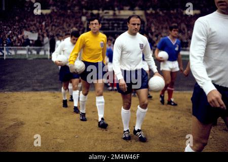 Das Aktenfoto von 20-07-1966, auf dem George Cohen, Gordon Banks und Ian Callaghan vor dem Spiel rausgehen. George Cohen, ehemaliger englischer und Fulham-Verteidiger, ist im Alter von 83 Jahren gestorben. Ausgabedatum: Freitag, 23. Dezember 2022. Stockfoto